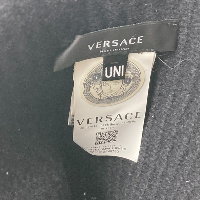 VERSACE(ヴェルサーチ)のヴェルサーチ VERSACE メデューサ ビーニー 帽子 ニット帽 ニット帽 ウール ブラック メンズの帽子(ニット帽/ビーニー)の商品写真