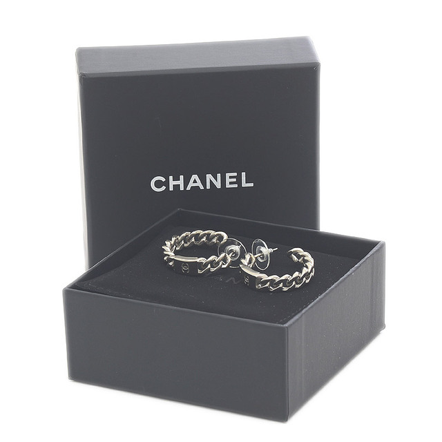 CHANEL - シャネル ココマーク チェーン フープ ピアス シルバー CHANEL - シャネル ココマーク チェーン フープ ピアス シルバー