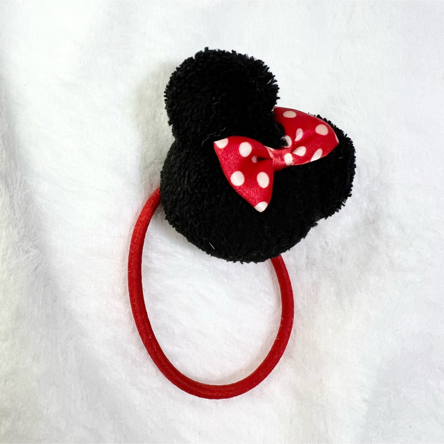 Disney(ディズニー)のミニーちゃんポンポンヘアゴム 赤 レッド 黒 ブラック レディースのヘアアクセサリー(ヘアゴム/シュシュ)の商品写真