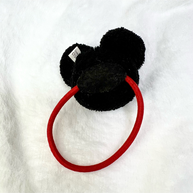 Disney(ディズニー)のミニーちゃんポンポンヘアゴム 赤 レッド 黒 ブラック レディースのヘアアクセサリー(ヘアゴム/シュシュ)の商品写真