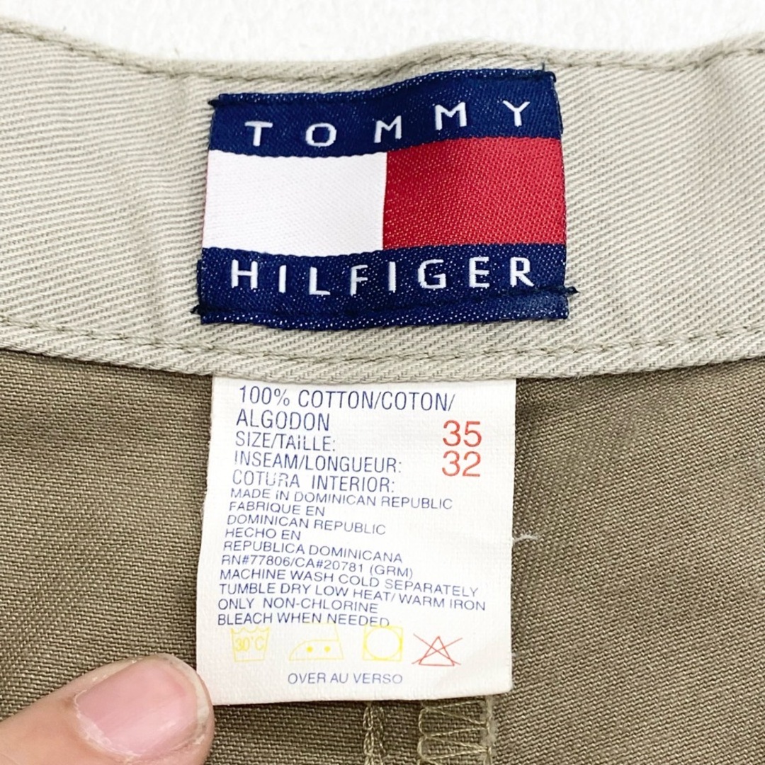 TOMMY HILFIGER(トミーヒルフィガー)のUS古着 トミーヒルフィガー TOMMY HILFIGER チノパンツ ツータック エンブレム ワンポイント 刺繍 サイズ：W36 L30.5 カーキ 【中古】 メンズのスーツ(スラックス/スーツパンツ)の商品写真