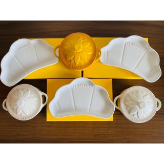 ルクルーゼ(LE CREUSET)の新品　ル・クルーゼ　ミニココット サンフラワーレリーフ&クロワッサン　ディッシュ(食器)