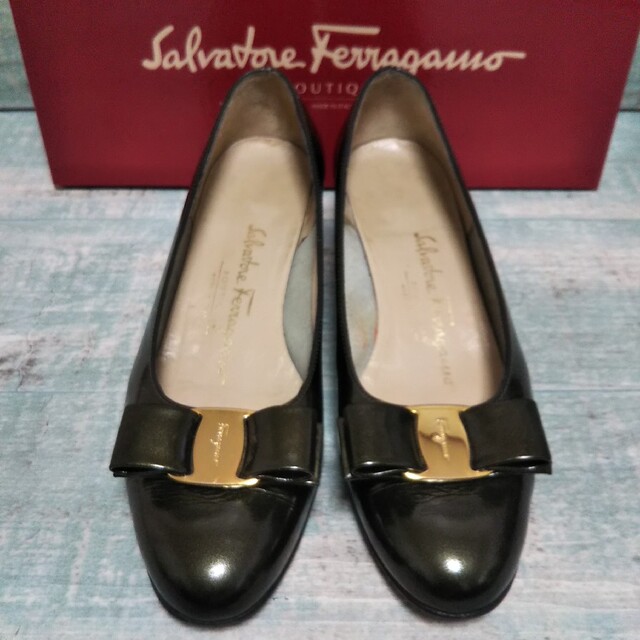 Salvatore Ferragamo(サルヴァトーレフェラガモ)のFerragamo  金緑色  ガンチーニ6C   ローファー レディースの靴/シューズ(ハイヒール/パンプス)の商品写真