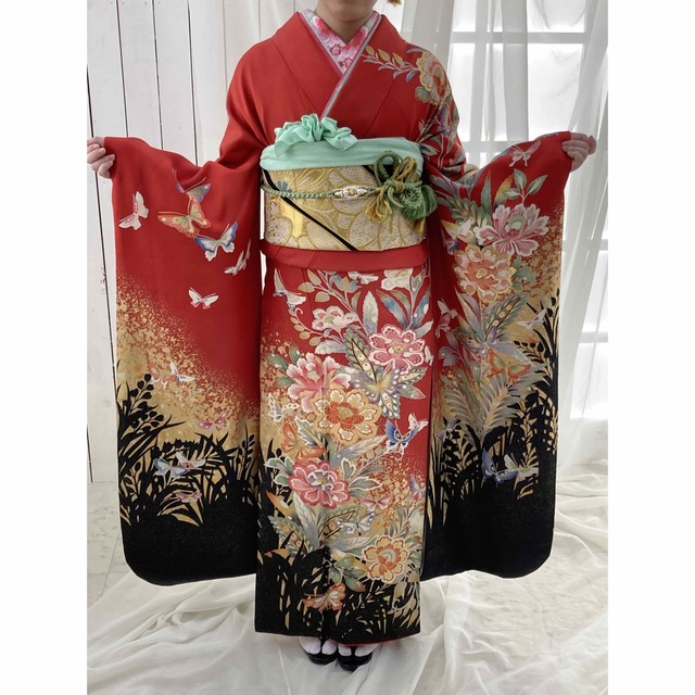 振袖セット 洋花文 金彩 金駒刺繍 金通し地- 未仕立て正絹中振袖 赤地艶やかな洋花模様に蝶