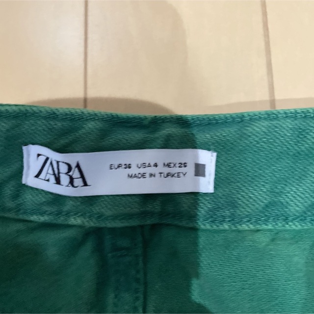 ZARA(ザラ)のカラーパンツ レディースのパンツ(デニム/ジーンズ)の商品写真