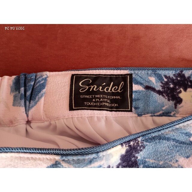 SNIDEL(スナイデル)のsnidel☆花柄スカートひざ下丈　　　　　　新品未使用 レディースのスカート(ひざ丈スカート)の商品写真