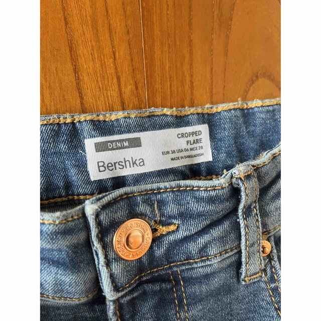 Bershka(ベルシュカ)のBershka ベルシュカ クロップドフレアデニムパンツ レディースのパンツ(デニム/ジーンズ)の商品写真