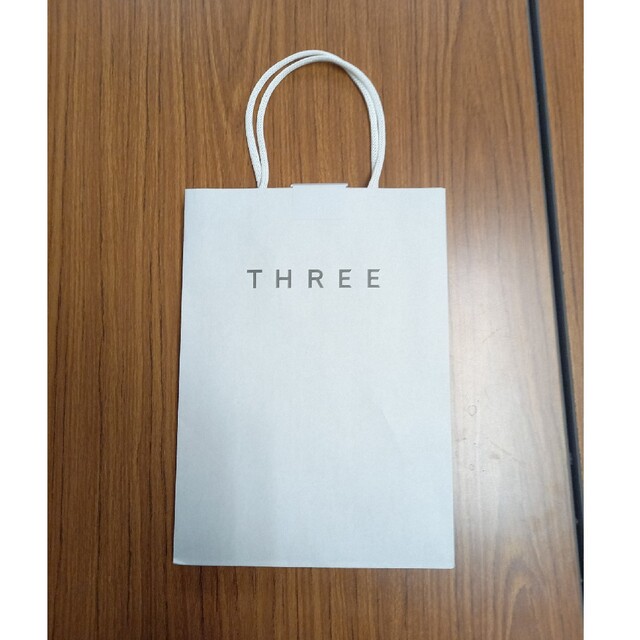 THREE(スリー)の紙袋 / THREE / グレー色 / 未使用 レディースのバッグ(ショップ袋)の商品写真