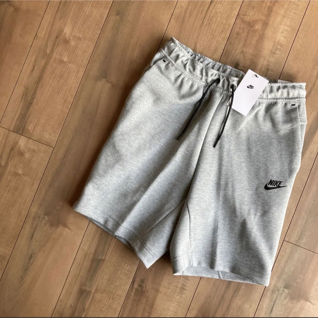 NIKE(ナイキ)の新品　ナイキ テックフリース CU4504-063 ショートパンツ　ハーフパンツ メンズのパンツ(ショートパンツ)の商品写真