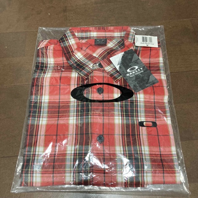 オークリー　シャツ　長袖　新品　ポロシャツ メンズのトップス(シャツ)の商品写真
