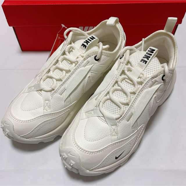 NIKE(ナイキ)の【新品】ナイキ　NIKE WMNS TC7900 白 レディースの靴/シューズ(スニーカー)の商品写真