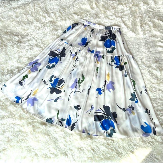 UNITED ARROWS(ユナイテッドアローズ)の新品未使用✨ UNITED ARROWS  ティアードスカート　ホワイト　花柄 レディースのスカート(ロングスカート)の商品写真
