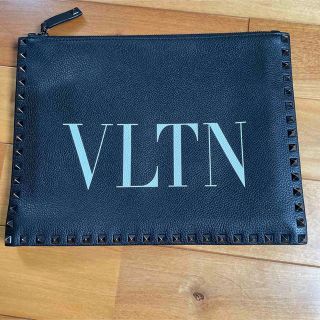 ヴァレンティノ(VALENTINO)の美品！　インスタ映え　VLTNクラッチスタッズバッグ(セカンドバッグ/クラッチバッグ)