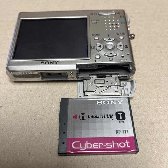 SONY(ソニー)のジャンクSONY DSC-T1 5M Pixels スマホ/家電/カメラのカメラ(コンパクトデジタルカメラ)の商品写真