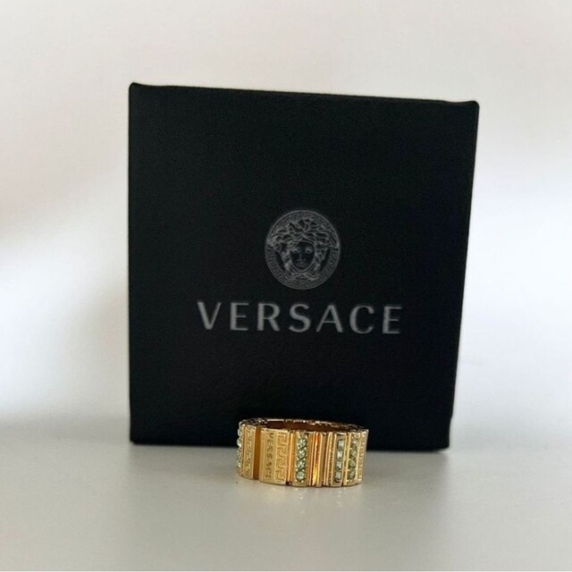 VERSACE(ヴェルサーチ)のヴェルサーチのロゴとストーン入りゴールドリング ストリートファッション好きな方へ レディースのアクセサリー(リング(指輪))の商品写真