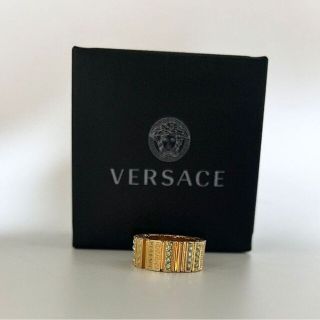 ヴェルサーチ(VERSACE)のヴェルサーチのロゴとストーン入りゴールドリング ストリートファッション好きな方へ(リング(指輪))