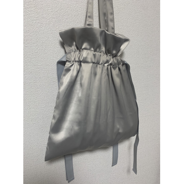 サテン 風 巾着 トート グレー 新品 未使用 美品 レディース 韓国 ミニ レディースのバッグ(トートバッグ)の商品写真