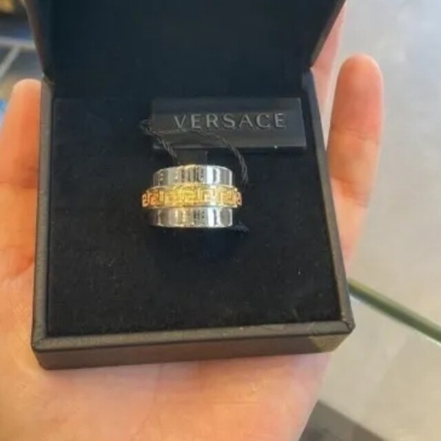 VERSACE(ヴェルサーチ)のヴェルサーチのデザインシルバーリング ナイトデートにぴったりで メンズのアクセサリー(リング(指輪))の商品写真