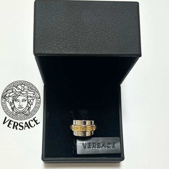 VERSACE(ヴェルサーチ)のヴェルサーチのデザインシルバーリング ナイトデートにぴったりで メンズのアクセサリー(リング(指輪))の商品写真