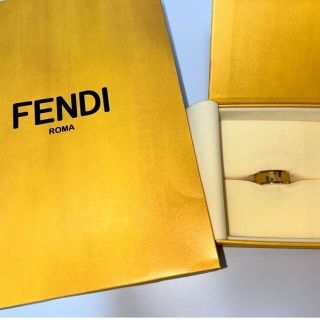 フェンディ(FENDI)のフェンディのロゴ入りゴールドリング ゴージャスファッションを普段も着こなす方へ◎(リング(指輪))