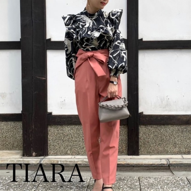 tiara(ティアラ)のTIARA モノフラワーフリルブラウス レディースのトップス(シャツ/ブラウス(長袖/七分))の商品写真