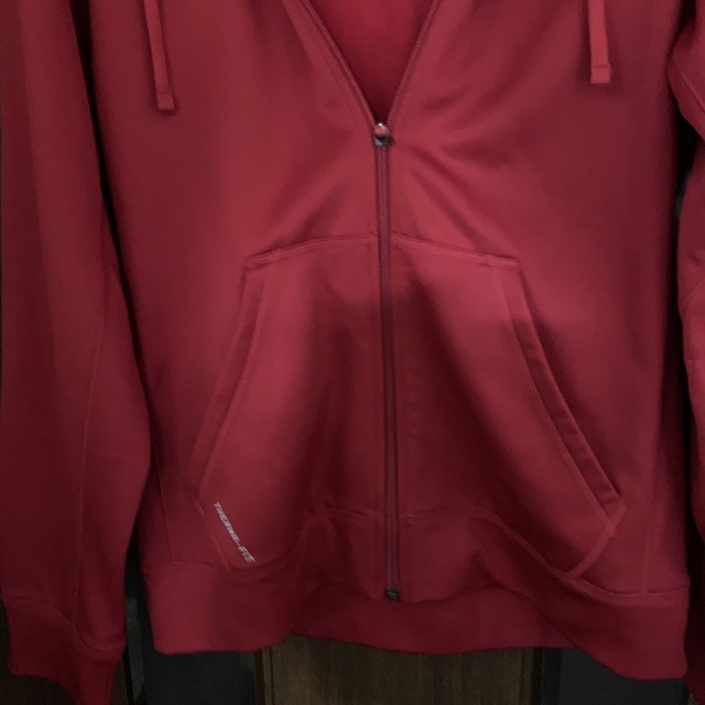 NIKE(ナイキ)のナイキNIKE THERMA-FIT ジップアップパーカー　レッド赤　 サイズM レディースのジャケット/アウター(その他)の商品写真