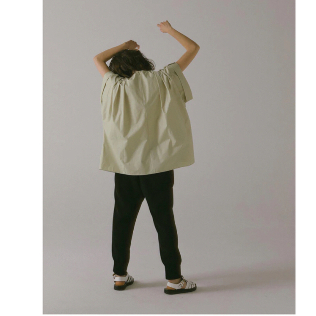 ローヘン　LOHEN ギャザータックボリュームブラウス 新品未使用 レディースのトップス(シャツ/ブラウス(半袖/袖なし))の商品写真