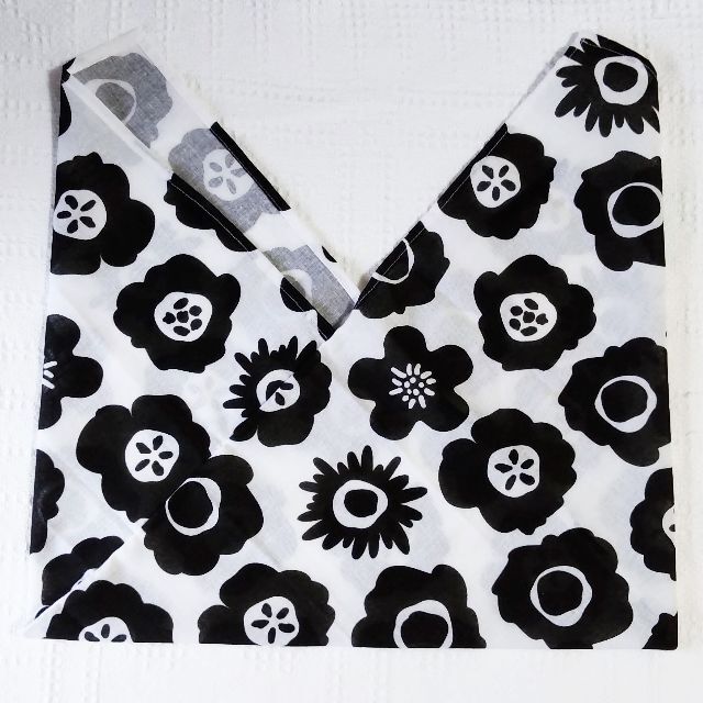 あずま袋〈モノトーン北欧花柄〉エコバッグ、バッグインバッグ　ハンドメイド ハンドメイドのファッション小物(バッグ)の商品写真