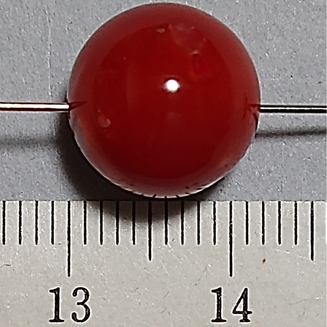 p28 濃赤 煌珊瑚 両穴 球 11.4mm 10.35ct 2.07g-