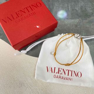 ヴァレンティノ(VALENTINO)の残り１【新品】VALENTINO ヴァレンティノ Vロゴ ブレスレット ゴールド(ブレスレット/バングル)