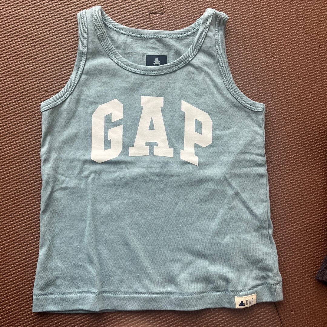 GAP Kids(ギャップキッズ)のGAP キッズ90 タンクトップ　おまけ付き キッズ/ベビー/マタニティのキッズ服男の子用(90cm~)(Tシャツ/カットソー)の商品写真