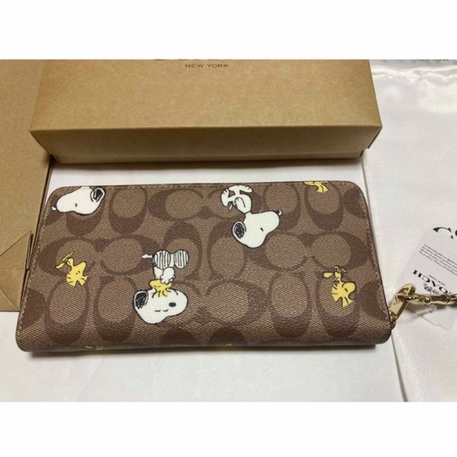 新品　コーチ　COACH  長財布　スヌーピー　ピーナッツ　ストラップ付き