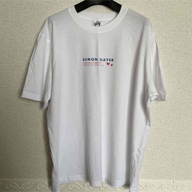 GU(ジーユー)の新品 未着用 鬼滅の刃 GU コラボ Tシャツ 胡蝶しのぶ レディースのトップス(Tシャツ(半袖/袖なし))の商品写真