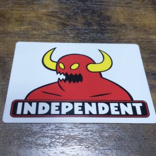 インディペンデント(INDEPENDENT)の(縦7.6cm横10.2cm)INDEPENDENT トイマシーンコラボステッカ(スケートボード)