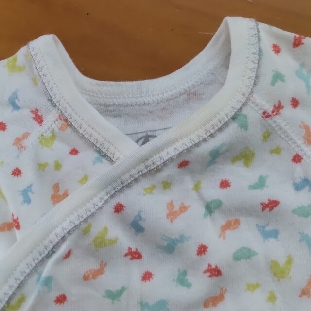 PETIT BATEAU(プチバトー)のしいこ様専用です。ベビー肌着 60サイズの2枚セット キッズ/ベビー/マタニティのベビー服(~85cm)(肌着/下着)の商品写真