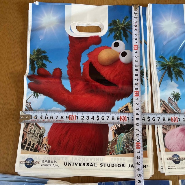 USJ(ユニバーサルスタジオジャパン)のユニバーサルスタジオジャパン♡ショップ袋♡新品未使用 エルモ キティちゃん エンタメ/ホビーのおもちゃ/ぬいぐるみ(キャラクターグッズ)の商品写真