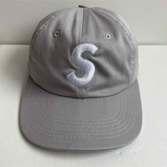 Supreme(シュプリーム)の【専用】Supreme S Logo 6-Panel Cap キャップ Grey メンズの帽子(キャップ)の商品写真