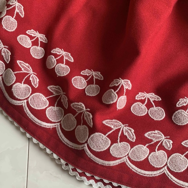 Shirley Temple(シャーリーテンプル)のシャーリーテンプル　チェリー刺繡エプロンスカート 140 キッズ/ベビー/マタニティのキッズ服女の子用(90cm~)(ワンピース)の商品写真