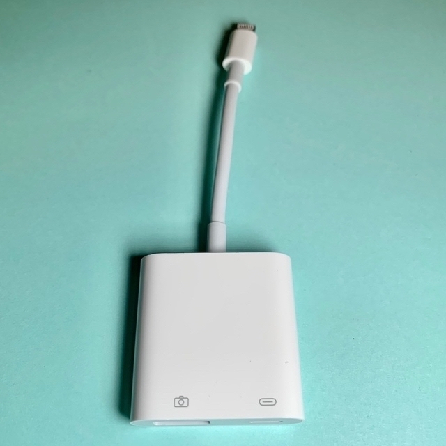 Apple(アップル)のApple Lightning - USB 3カメラアダプタ スマホ/家電/カメラのスマホアクセサリー(その他)の商品写真