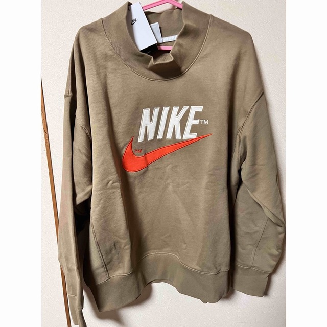 NIKE(ナイキ)のNIKE TREND スウェット　ブラウン レトロ ロゴ SWOOSH XL メンズのトップス(スウェット)の商品写真