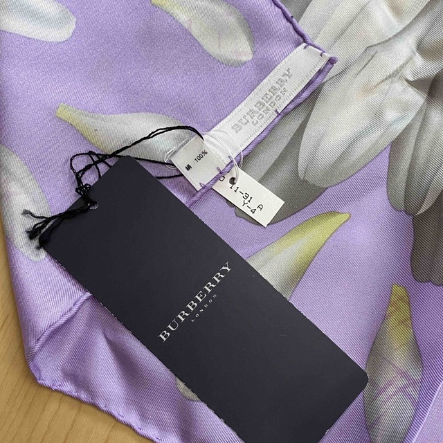 BURBERRY(バーバリー)のタグ付き　バーバリー スカーフ　マーガレット　パープル　no.48 レディースのファッション小物(バンダナ/スカーフ)の商品写真