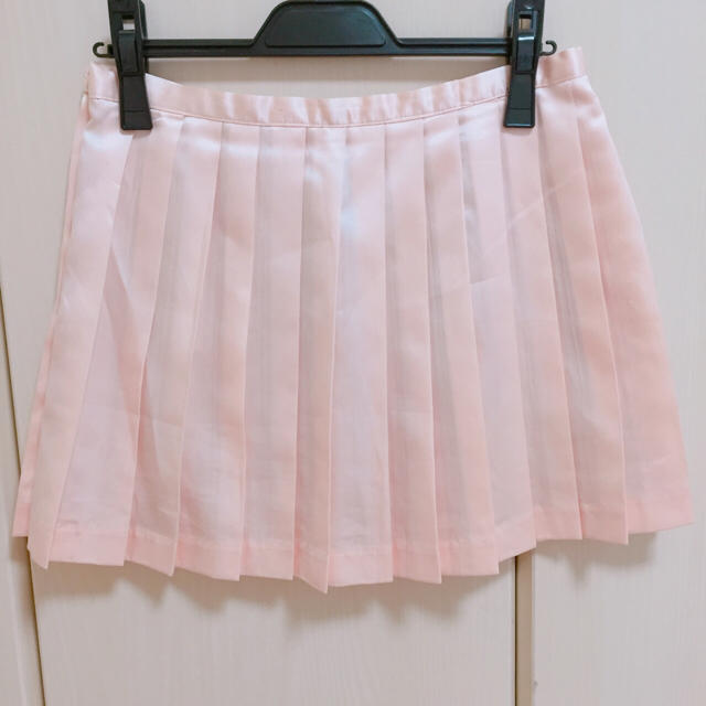 SHAKE SHAKE(シェイクシェイク)のサテンピンクスカート レディースのスカート(ミニスカート)の商品写真