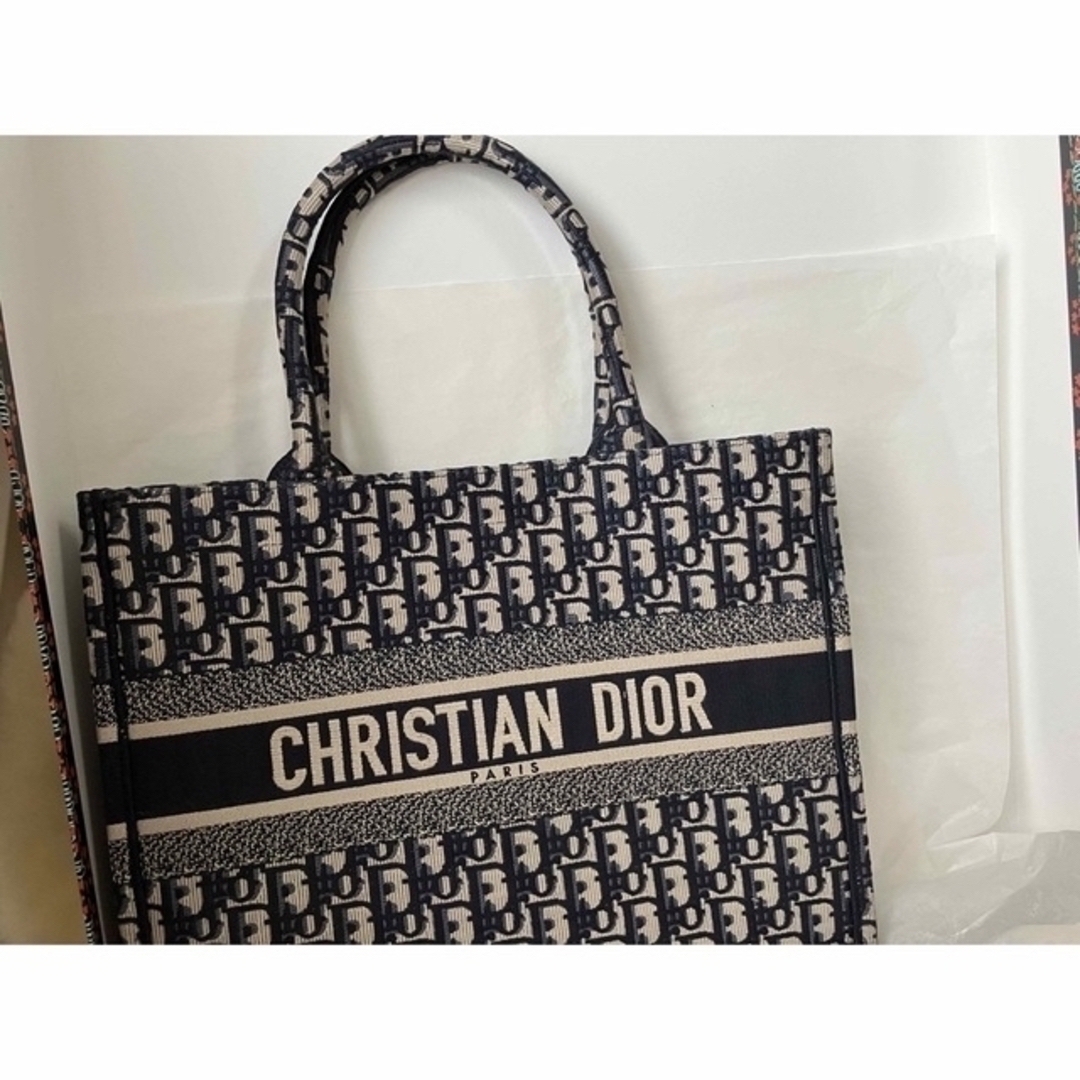 Christian Dior(クリスチャンディオール)の定価約45万円　ディオール　BOOK TOTE ミディアムバッグ　新品未使用品 レディースのバッグ(トートバッグ)の商品写真