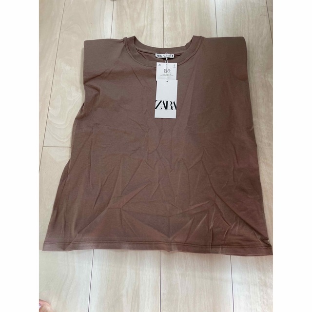 ZARA(ザラ)の【新品タグ付き】ZARA☆ショルダーパッドTシャツ　S レディースのトップス(Tシャツ(半袖/袖なし))の商品写真
