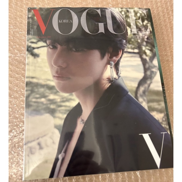 防弾少年団(BTS)(ボウダンショウネンダン)のBTS テヒョン　VOGUE KORIA 10月号 エンタメ/ホビーの雑誌(その他)の商品写真