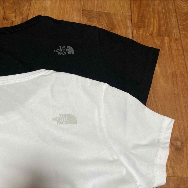 THE NORTH FACE(ザノースフェイス)の【THE NORTH FACE】BLACK レディースのトップス(Tシャツ(半袖/袖なし))の商品写真