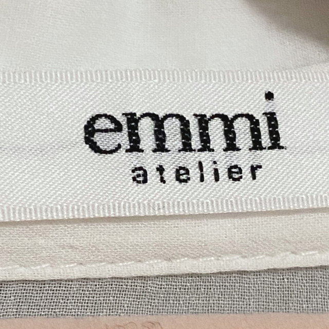 emmi atelier(エミアトリエ)のemmi atelier　ブラウス　パフスリーブ　ホワイト　シャツ レディースのトップス(シャツ/ブラウス(半袖/袖なし))の商品写真