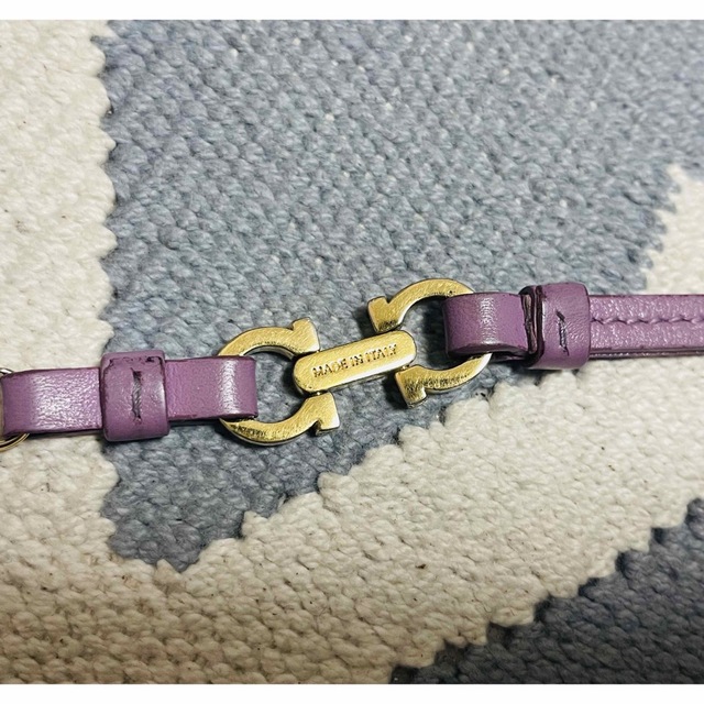 Salvatore Ferragamo(サルヴァトーレフェラガモ)の美品　状態考慮　フェラガモ　ガンチーニ　ストラップ　携帯ストラップ　本革レザー スマホ/家電/カメラのスマホアクセサリー(ストラップ/イヤホンジャック)の商品写真