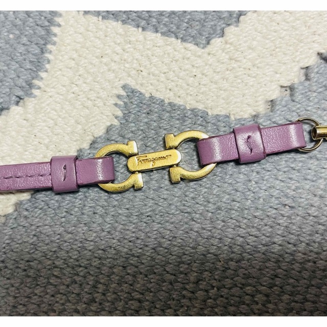 Salvatore Ferragamo(サルヴァトーレフェラガモ)の美品　状態考慮　フェラガモ　ガンチーニ　ストラップ　携帯ストラップ　本革レザー スマホ/家電/カメラのスマホアクセサリー(ストラップ/イヤホンジャック)の商品写真