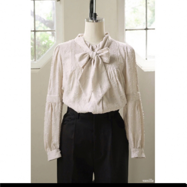 5月限定 Bow-Tie Lace Trimming Blouse 1